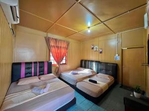 停泊岛Perhentian Sri Tanjung , Pulau Perhentian的客房设有两张床和窗户。