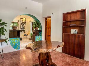 BuenavistaCasa Elvira Hostal的客房设有木桌和镜子。