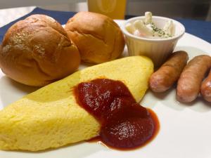 尼崎市Xenia Amagasaki的包括热狗、面包和酱料的食品