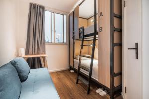 上海上海悦栖酒店虹桥机场高铁店的小型客房配有双层床和1张床。