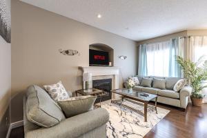 埃德蒙顿Lux-Rooms in Allard Edmonton的带沙发和壁炉的客厅