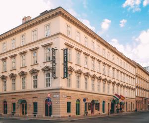 布达佩斯布达佩斯泽尼特皇宫酒店的一座大建筑的侧面有标志