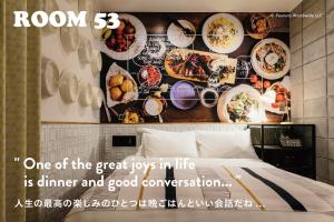 神户ピーナッツホテル/PEANUTS HOTEL的一张食物的海报,挂在床上方的墙上