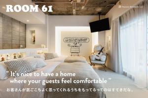 神户ピーナッツホテル/PEANUTS HOTEL的一间卧室配有一张床和一台电视。