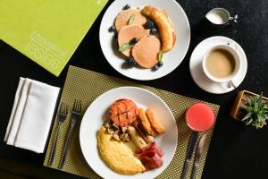 多哈多哈威斯汀酒店的两盘早餐食品和一杯咖啡