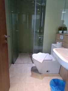 吉隆坡vortex klcc RR的带淋浴、卫生间和盥洗盆的浴室