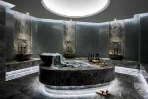 王子岛群Princes' Palace Resort, Buyukada的中间设有大浴缸的房间