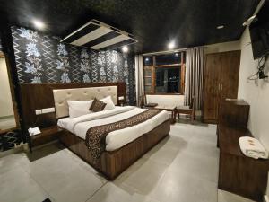 西姆拉Shimla Royale - Mountain Zest的一间卧室配有一张带猎豹图案墙的床