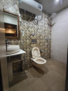 西姆拉Shimla Royale - Mountain Zest的一间带卫生间、水槽和镜子的浴室