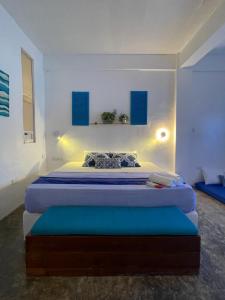 BolinaoChalaroste Place by SMS Hospitality的一间卧室配有一张蓝色调的大床