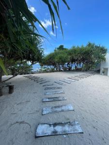 BolinaoChalaroste Place by SMS Hospitality的海滩上的步石路径