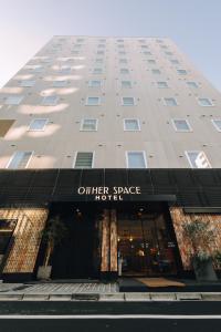 东京OTHER SPACE Asakusa的拥有酒店办公空间的大楼