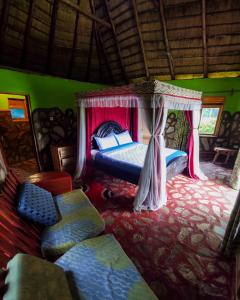 卡巴莱Paradise Eco-Hub的一间卧室配有一张带天蓬的床