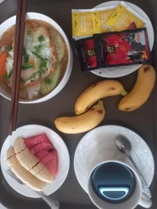 万荣Vang Vieng Chanthala Hotel 1的餐桌上放着食物和碗