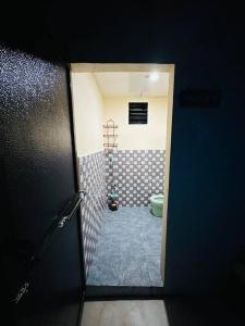 PiliTransient House Camarines Sur Pili的通往带卫生间的浴室的门道
