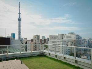 东京OTHER SPACE Asakusa的市景阳台