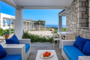 KalithiesCanyon View的海景庭院配有蓝色家具。