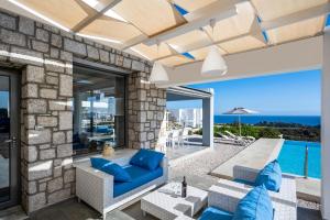 KalithiesCanyon View的客厅配有蓝色的家具,享有海景。