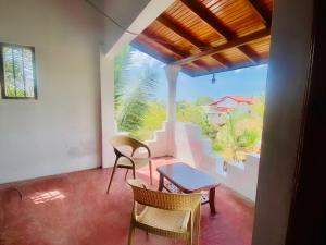 汉班托塔Hamba Hostel for Safari的客房设有桌椅和阳台。