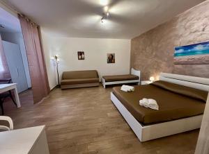 切法卢Cefalù Suite的一间卧室设有一张床和一间客厅。