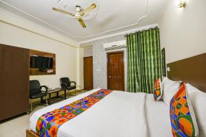 新德里FabExpress Smart Stay的一间卧室配有一张大床和吊扇