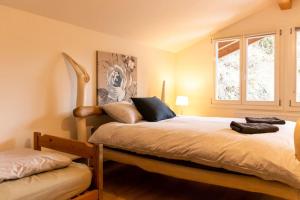 林根贝格Lakeview Family Apartment的一间卧室设有两张床和窗户。