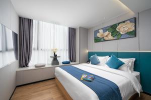 深圳维展湾酒店(深圳国际会展中心店)的一间卧室设有一张大床和一个窗户。