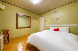 丽水市J Motel的卧室配有一张白色大床和镜子