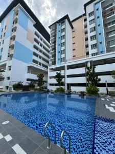 芙蓉Bayu Temiang Luxury Design 7~8 Pax的两栋建筑前的游泳池