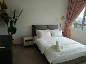 芙蓉Bayu Temiang Luxury Design 7~8 Pax的一间卧室配有一张带白色床单的床和一扇窗户。