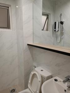 芙蓉Bayu Temiang Luxury Design 7~8 Pax的白色的浴室设有卫生间和水槽。