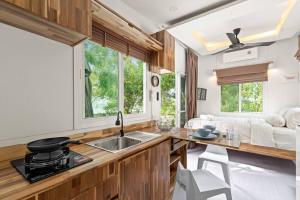 苏梅岛Brand New Beachfront & Secluded Tiny House的厨房配有水槽和台面