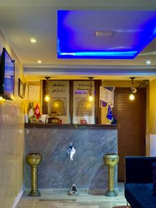 突尼斯Hotel Dar Ali的餐厅的酒吧,带两个凳子
