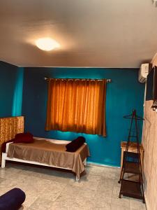 突尼斯Hotel Dar Ali的一间卧室配有床和橙色窗帘