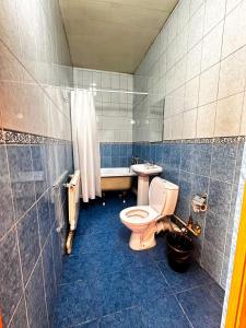 阿拉木图Гостиничный комплекс Bal-Meyir的浴室配有卫生间、盥洗盆和浴缸。