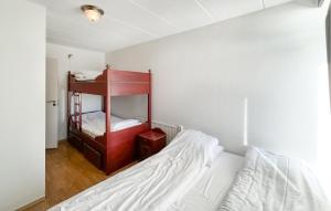 KvamPet Friendly Apartment In Kvam With Wi-fi的一间卧室配有一张床和一张双层床。