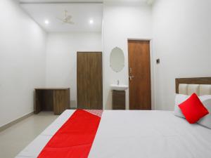 那格浦尔OYO Flagship Hotel Rahul Service Appartment 2的卧室配有一张带红色毯子的白色床