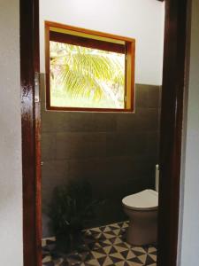 巴东Air Manis Hillside Villa Cafe & Resto的一间带卫生间和窗户的浴室