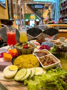 乔治市Peranakan Suites Georgetown的填满不同食物的表格