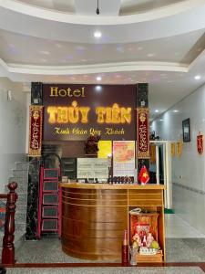 头顿MOTEL THỦY TIÊN的柜台上方标有标志的你最高级餐厅