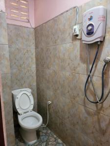 万荣Vang Vieng Chanthala Hotel 1的浴室设有卫生间和墙上的肥皂机
