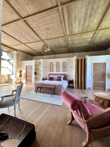 MerventCHATEAU DE LA CITARDIERE的一间卧室设有一张床和木制天花板