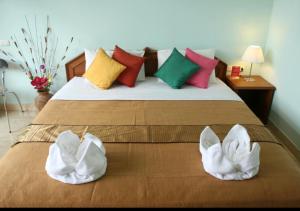 拉迈BT豪宅酒店的一间卧室配有一张带白色毛巾的床