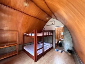 莫阿尔博阿East Holiday Resort Moalboal的房屋内带两张双层床的客房