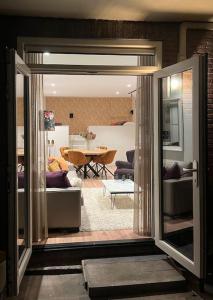 福伦丹Volendam Lakeside Retreat - 20 min from Amsterdam的一间享有用餐室景致的客厅