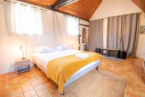 阿姆博斯Le Charme Authentique d'Amboise的一间卧室配有一张黄色毯子床