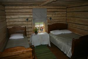 Tammese安妮休闲农场农家乐的一间卧室设有两张床、一张桌子和一个窗口