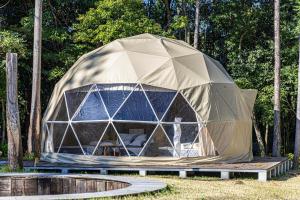 菰野町glampark FREE AND EASY CAMP RESORT　三重県的公园中央的圆顶帐篷