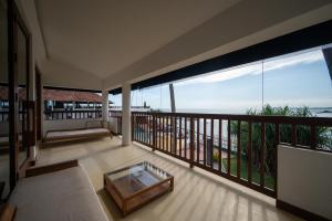 迪克韦勒迪克维拉温泉度假村的客房设有海景阳台。