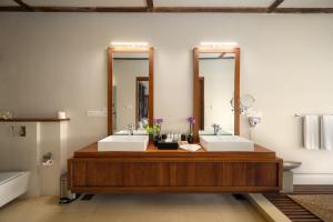 迪克韦勒迪克维拉温泉度假村的浴室设有2个水槽和2面镜子